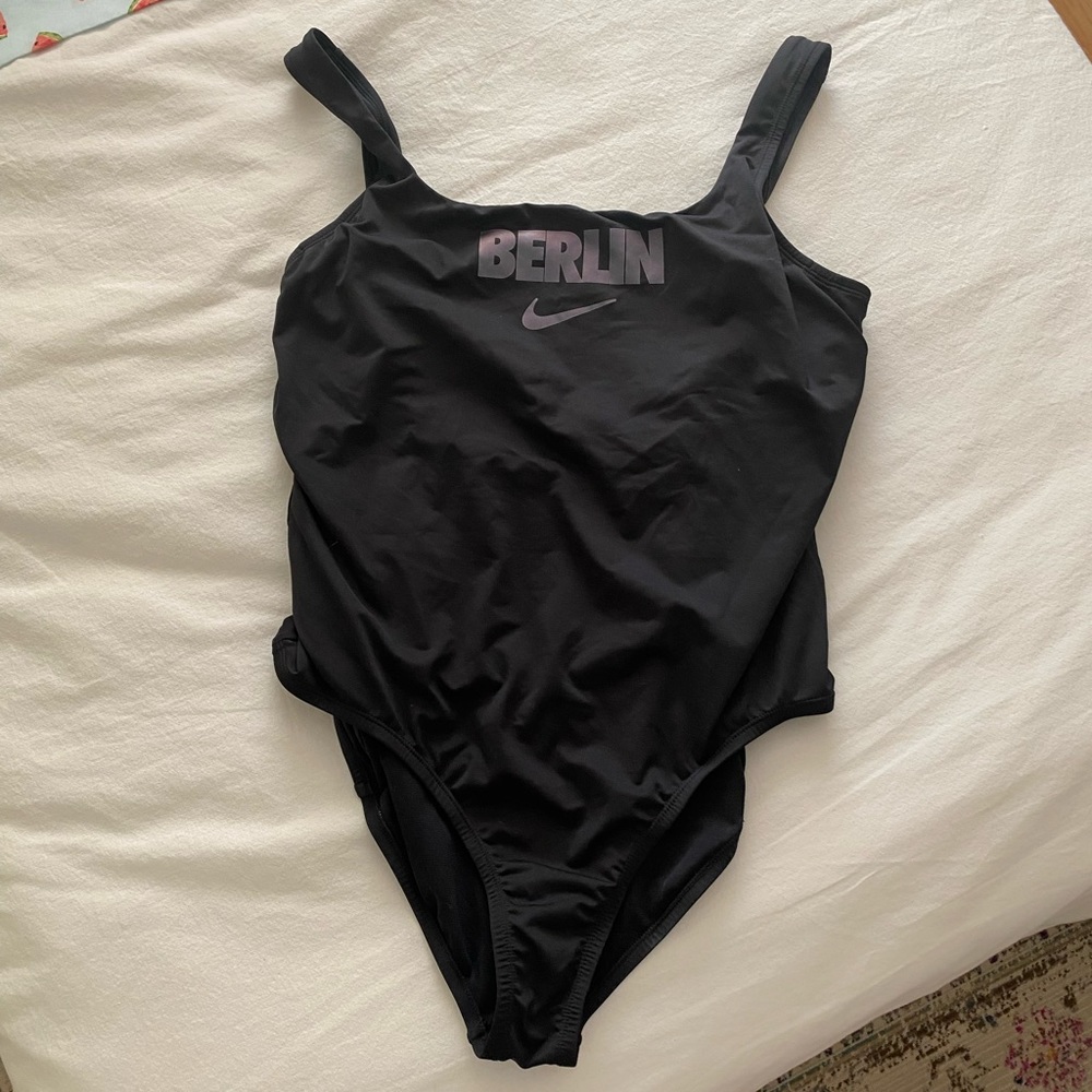 Nike BERLIN One Piece Swimsuit - Picture 3 of 4